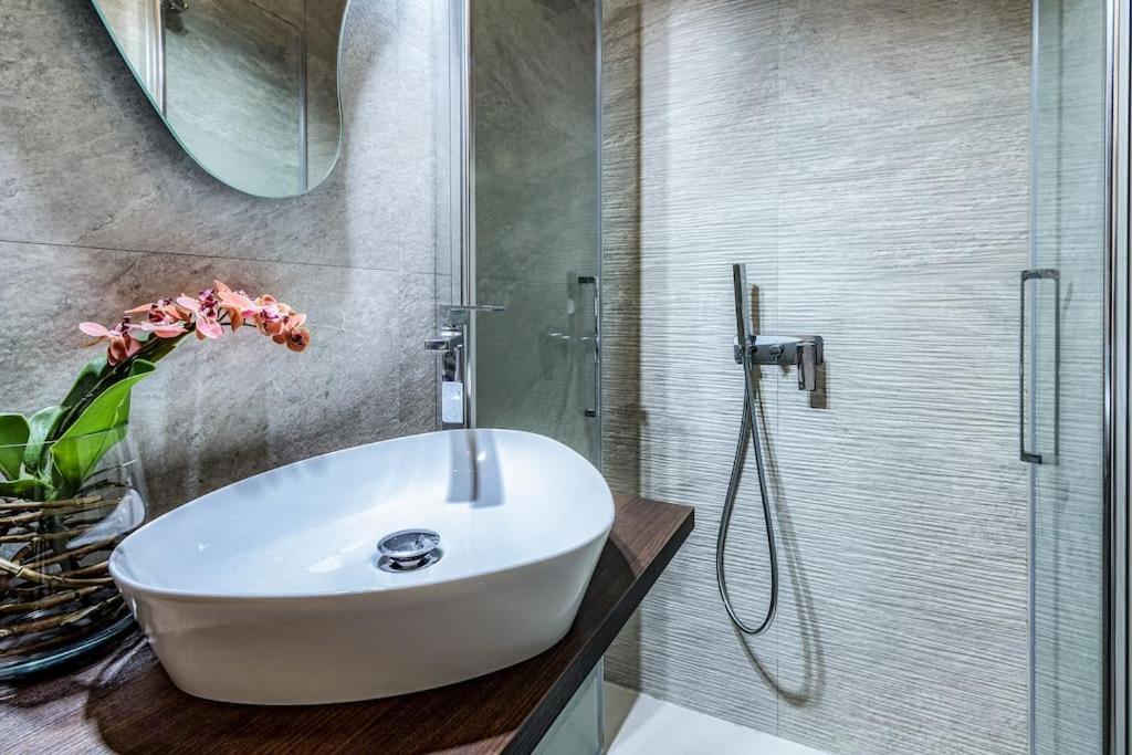 Ad Un Passo Dal Duomo Elegante Appartamento Wifi Milano Ngoại thất bức ảnh